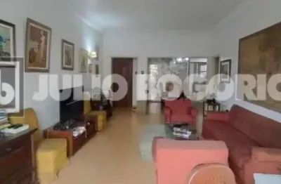 Excepcional localização, +/- 2 minutos a pé do Metrô Uruguai. Amplo apartamento, 3 quartos, dependências completas, vaga de garagem. Portaria 24 horas.