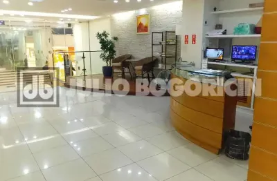 Excelente apartamento á  venda,  em ótimo condomínio, composto de:  sala 2 ambientes, 2quartos, dependências, 1 vaga escriturada, portaria 24horas,  salão, play, academia.