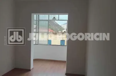 Oportunidade, Apartamento, totalmente reformado, sala,   2 quartos, banheiro social, blindex ,  área de serviço,  próximo ao shopping Tijuca e ao Metrô, Saens Pena, entrar e morar e condomínio barato