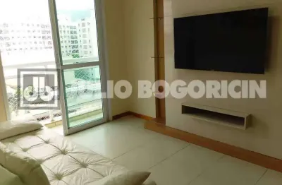 Ampla cobertuta duplex, sacada, 2 salas, 3 quartos sendo 1 suite com varanda , terraço com piscina, churrasqueira e cozinha de apoio.