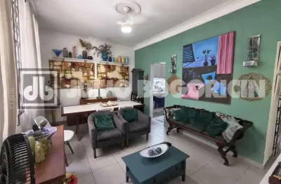 Apartamento, térreo, com varanda, sala para dois ambientes, 2 quartos, dependência completa, jardim de inverno.