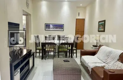 Apartamento à venda - Sala dois ambientes, 2 Quartos sendo 1 com armários embutidos, Banheiro Social, Cozinha, Área de serviço e Dependência de empregada.