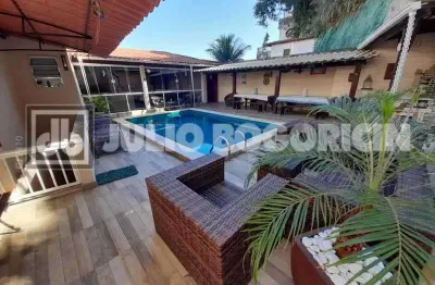 Ilha do governador - jardim guanabara - venda - casa - 5 quartos (3 suítes) - varanda - lavabo - dependências - área gourmet - 3 vagas de garagem - jbi61320