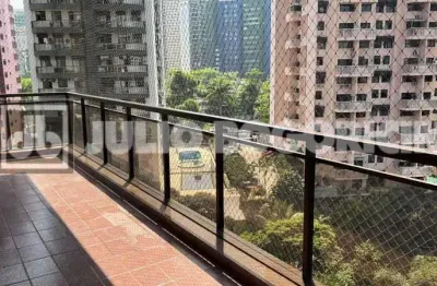 Jbb303231 barra da tijuca condomínio fechado varandão sala em 2 ambientes, lavabo, 3 quartos sendo 1 suíte, repleto de armários, copa cozinda planejada, área de seriço