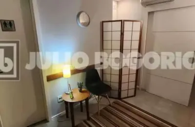 JBB71403 Excelente sala comercial com 27 m2 com cozinha e duas salas separadas por portas.