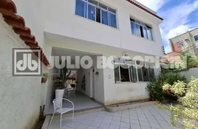 Casa de Vila :  / Residencial / Pechincha / 205m2 / Sala / 3 Quartos / Suíte / Armários / Varanda / Copa Cozinha / Dependência Completa / Vaga / Churrasqueira