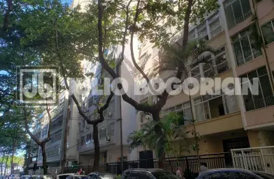 Copacabana, andar alto, vazio e com otimo acabamento, quadrissíma da praia !