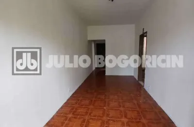 Taquara 2 quartos varanda 1 vaga.Localização privilegiada. Vale a visita!