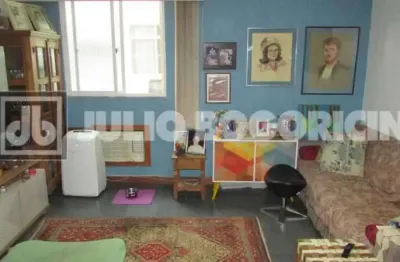 Ipanema  -  2ª quadra - excelente prédio - apartamento aconchegante  - claro e silencioso - living - saleta de jantar -  2 quartos com armários - wc de serviço - 1 vaga escriturada - 66m²