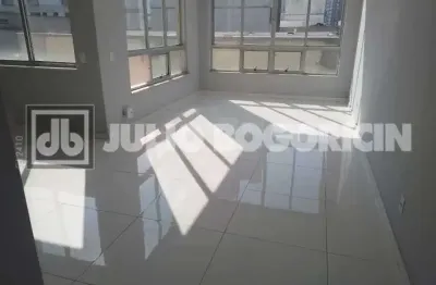 Cobertura Duplex, arejada, clara, vaga de garagem, reformada