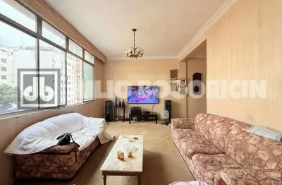 Apartamento de 3 quartos a venda em copacabana, 157m2, 2 quadras da praia e 1 vaga.