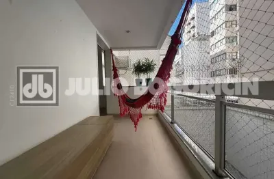 Leblon, 03 quartos, suíte, varanda e vaga demarcada. Reformado, entrar e morar.