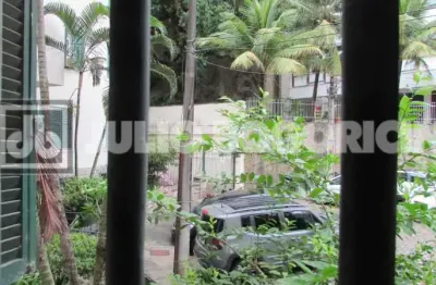 Lagoa - Localização bucólica. Imóvel de frente - Ótimo living; 2 amplos quartos sendo 1 suíte; dependências completas. 1 vaga escriturada. 102m2 - Imóvel sendo desocupado. Entrega imediata.