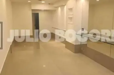 Ipanema - Quadrilátero - Galeria de luxo - Maravilhosa loja - Toda piso porcelanato - Reformadíssima - Linda copa com armários - Banheiro - 33m² - Vaga escriturada - Entrega imediata