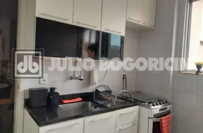 Excelente apto com varanda, 2 quartos, sala ampla , próx.ao metrô