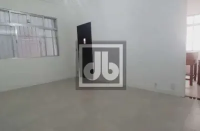 Apartamento tipo casa com 2 quartos, toda reformada , pequeno quintal , vazia .