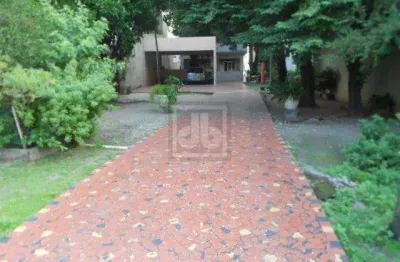 Cachambi - excelente casa próximo ao shopping - 726m² de área total  - 184m² de área construída  - 3 quartos - terração -  piscina - excelente quintal com árvores frutíferas e vaga para vários carros.