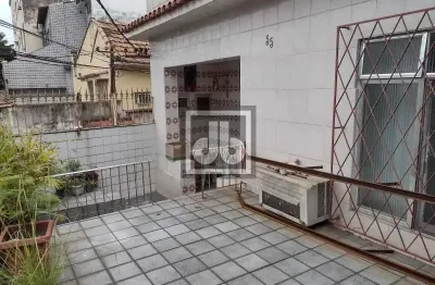 Casa - terraço - 2 quartos - dependência de empregada - vaga coberta