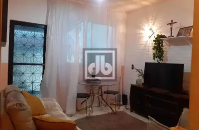 Casa de vila linear  - turiaçu - 2 quartos - vaga de garagem - próximo ao parque de madureira - agende sua visita!