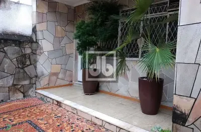 Magnífica casa duplex com 1 excelente quintal e 1 belo terraço