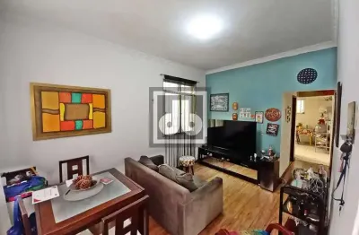 Todos os santos, casa linear de vila, varanda, sala, 2 quartos, banheiro social e cozinha, quintal, churrasqueira e vaga de garagem.