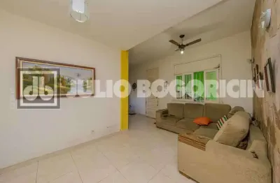 Casa frente de rua para venda  3 quartos - dependência - quintal - 2 vagas