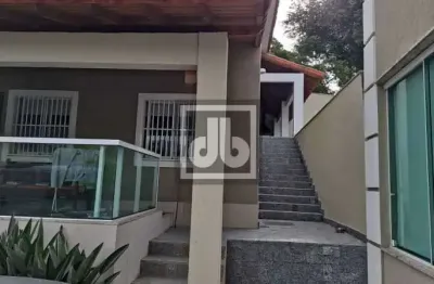 Linda casa frente com 6quartos 4vagas, próximo a estação do méier