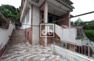Casa frente de rua com 3 quartos- venda- terraço- quintal com árvores frutíferas-vaga para 2 carros.