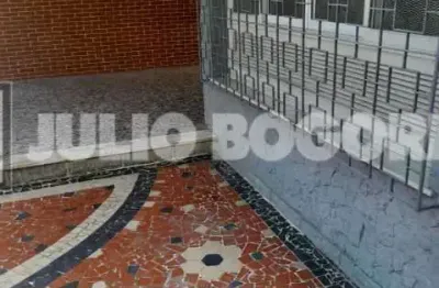 Casa de rua - méier - 2 quartos - 5 vagas de garagem - dependência completa