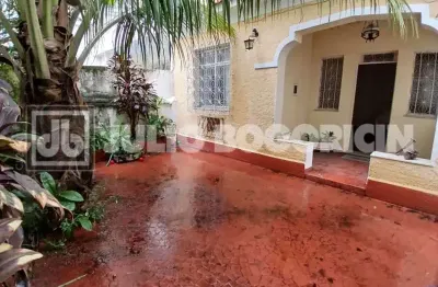 Casa linear varanda quintal sala 2 quartos churrasqueira e pia de apoio