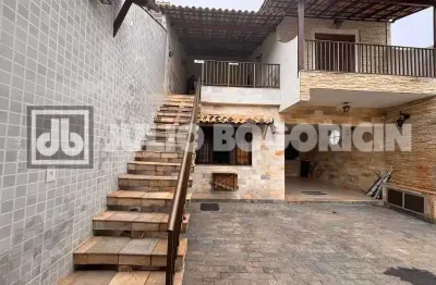 Duas casas de rua no mesmo terreno - 4 quartos no total - 3 vagas - churrasqueira