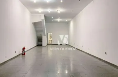 Salão comercial para locação com 3 andares na região central.