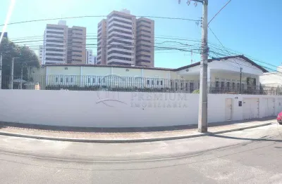 Casa ampla em ótima localização no bairro farolândia.