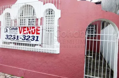 Casa à venda no centro da cidade com 315 m² de terreno.
