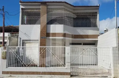 Casa ampla em ótima localização no bairro cirurgia.