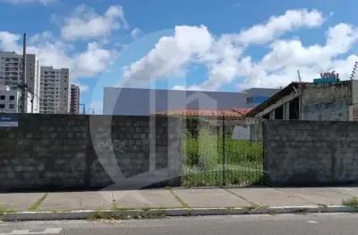 Amplo terreno à venda na atalaia com localização privilegiada