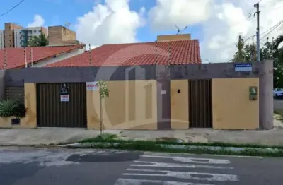Casa à venda no bairro coroa do meio  espaço, conforto e excelente localização!