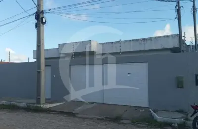 Casa padrão no bairro aruana a poucos metros da orla de arauna, 3 suites.