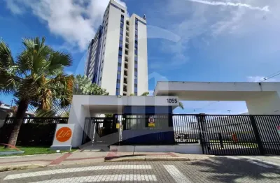 Apartamento com armários em ótima localização no bairro farolândia, vizinho a unit.