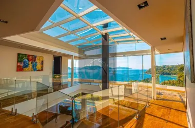 Casa moderna em ubatuba com 4 suítes- ambiente climatizado toda mobiliada