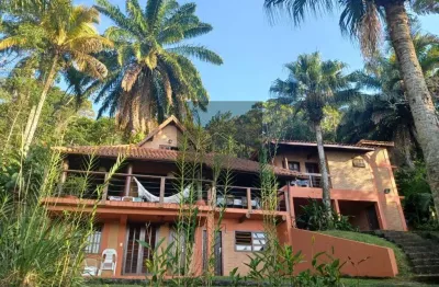 Casa à venda em Ubatuba-SP, bairro Fortaleza: 5 quartos, 2 suítes, 2 salas, 4 banheiros, 5 vagas de garagem, 181,00 m².