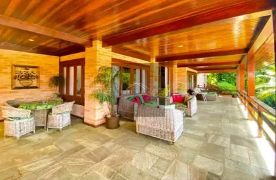 Casa com vista do em condomínio à venda em ubatuba-sp, praia brava : 5 quartos, 3 suítes, 3 salas, 8 banheiros, 7 vagas, 400m². venha conhecer!