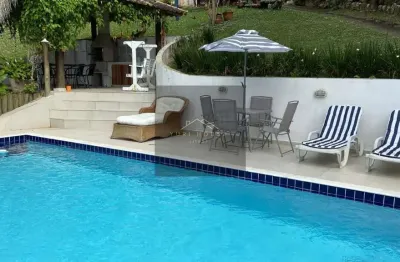Casa na prainha  em caraguatatuba, com 3 quartos, salas, 3 banheiros e 3 vagas de garagem, piscina com grande