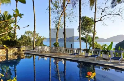Casa em condomínio de luxo em ubatuba-sp: 6 quartos, 6 suítes, 3 salas, 8 banheiros, 5 vagas de garagem e 1.000m² de área.