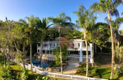 Casa em condomínio de luxo em ubatuba-sp: 6 quartos, 6 suítes, 3 salas, 8 banheiros, 5 vagas de garagem e 1.000m² de área.