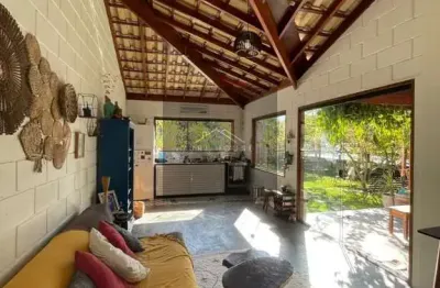 Casa à venda em ubatuba-sp, bairro ubatumirim, com 2 quartos, 1 sala, 2 banheiros e 84,50 m² de área. aproveite!