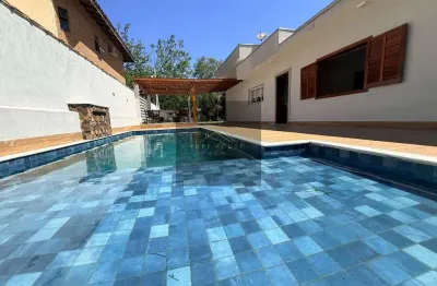 Casa de luxo em condomínio na Lagoinha, Ubatuba-SP: 3 quartos, 2 suítes, 3 salas, 4 banheiros, 4 vagas de garagem, 180m².