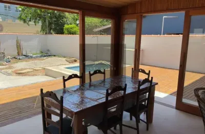 Casa à venda em Ubatuba-SP, 3 quartos, 1 suíte, 2 salas, 3 banheiros e 140m² de área na Barra da Lagoa!