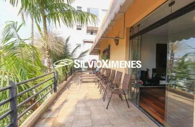 Casa triplex à venda com 294m², 4 quartos e 3 vagas