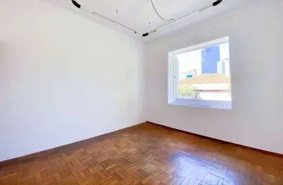 Casa comercial para alugar com 588m², 5 quartos e 10 vagas.